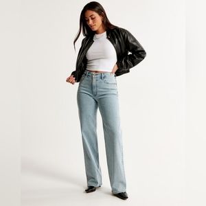 Abercrombie Curve Love 90s Relaxed Fit Jean in Light Wash Size 28 Regular